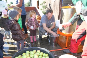 Frischer Apfelsaft für Trailsdorfer Kindergarten