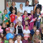 Die Volksbank Forchheim spendet 1.000 Euro an die Kindergärten