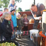 Frischer Apfelsaft für Trailsdorfer Kindergarten