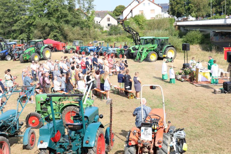 Erster Traktorgottesdienst mit vielen Teilnehmern