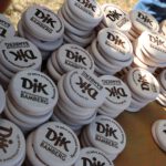 Es gab für jeden Teilnehmer einen DJK-Holzbierdeckel zur Erinnerung