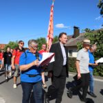 Mit Fahnen und Banner ging es auf den Weg hinauf zum Kreuzberg