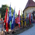 Fahnenabordnungen positionierten sich vor der Kreuzbergkirche