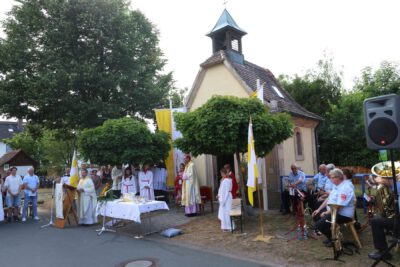 Der Gottesdienst fand vor der Kapelle statt