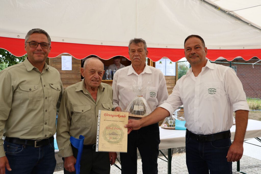 Franz Kössl bekam als Gründungsmitglied vom Verein eine Ehrenurkunde überreicht  