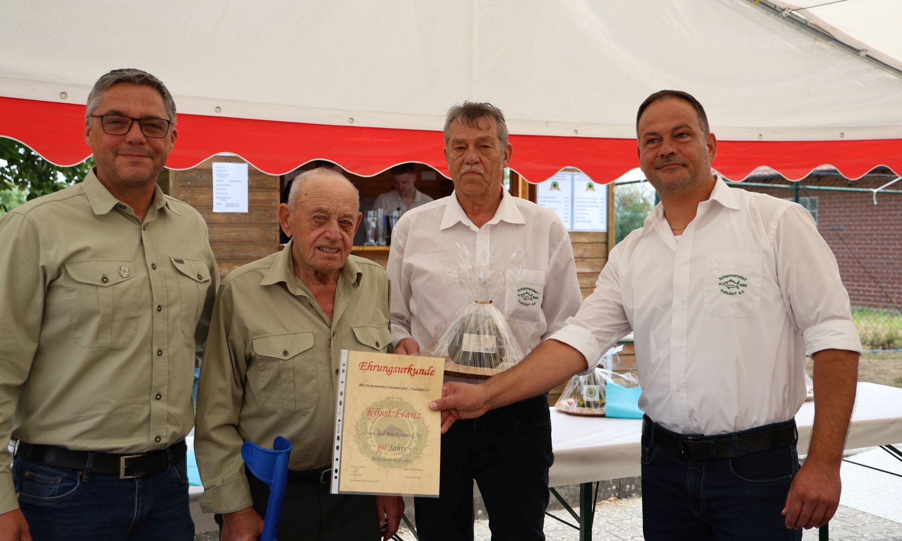 Franz Kössl bekam als Gründungsmitglied vom Verein eine Ehrenurkunde überreicht