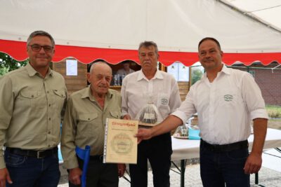 Franz Kössl bekam als Gründungsmitglied vom Verein eine Ehrenurkunde überreicht