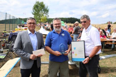 Bürgermeister Gerhard Bauer mit Vorsitzenden Norbert Eichelsdörfer und Ernst Herbst vom Dachverband der Deutschen Modellflieger
