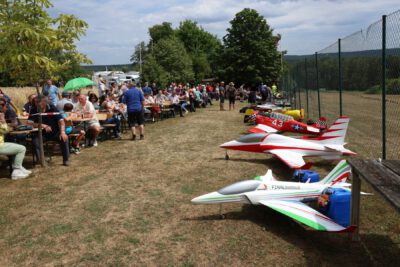 Die Flugzeuge standen aneinandergereiht zum Besichtigen