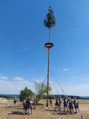 Der Kirchweihbaum steht