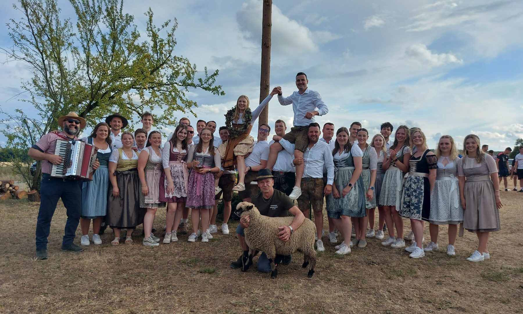 Gruppenbild der Teilnehmer mit dem Gewinnerpaar des Betzenaustanzens