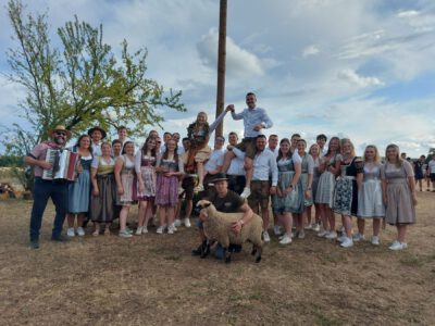 Gruppenbild der Teilnehmer mit dem Gewinnerpaar des Betzenaustanzens