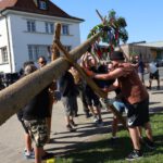 Der Baum wurde am Festplatz von den Kerwasburschen aufgestellt