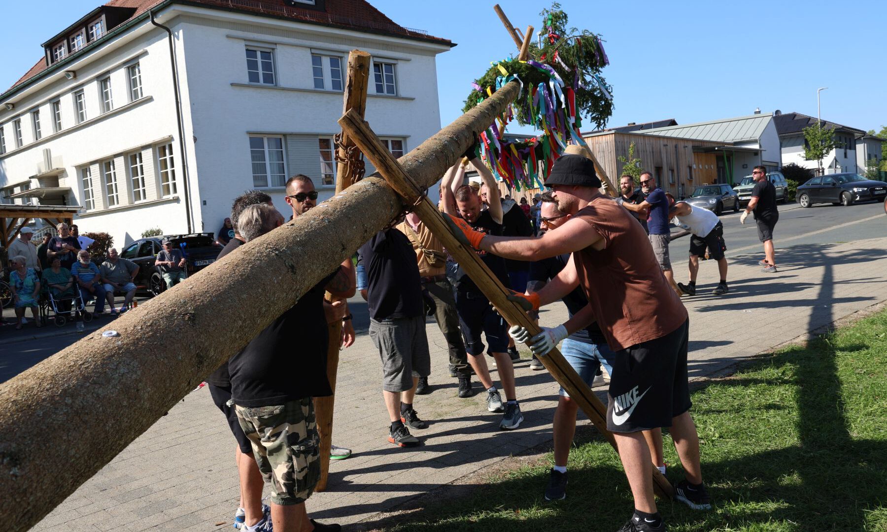 Der Baum wurde am Festplatz von den Kerwasburschen aufgestellt