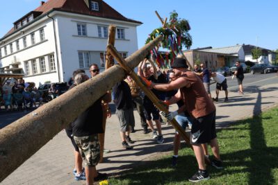 Der Baum wurde am Festplatz von den Kerwasburschen aufgestellt