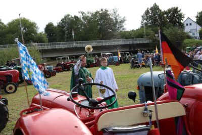 Pfarrer Steffel beim Segnen der Traktoren