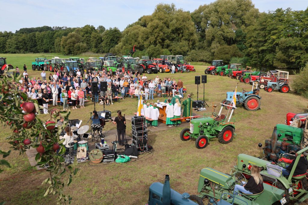 Blick von der Aischbrücke aus auf den Traktorgottesdienst