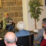 Petra Embacher hatte kurzweilige Kurzgeschichten für ihr Publikum dabei