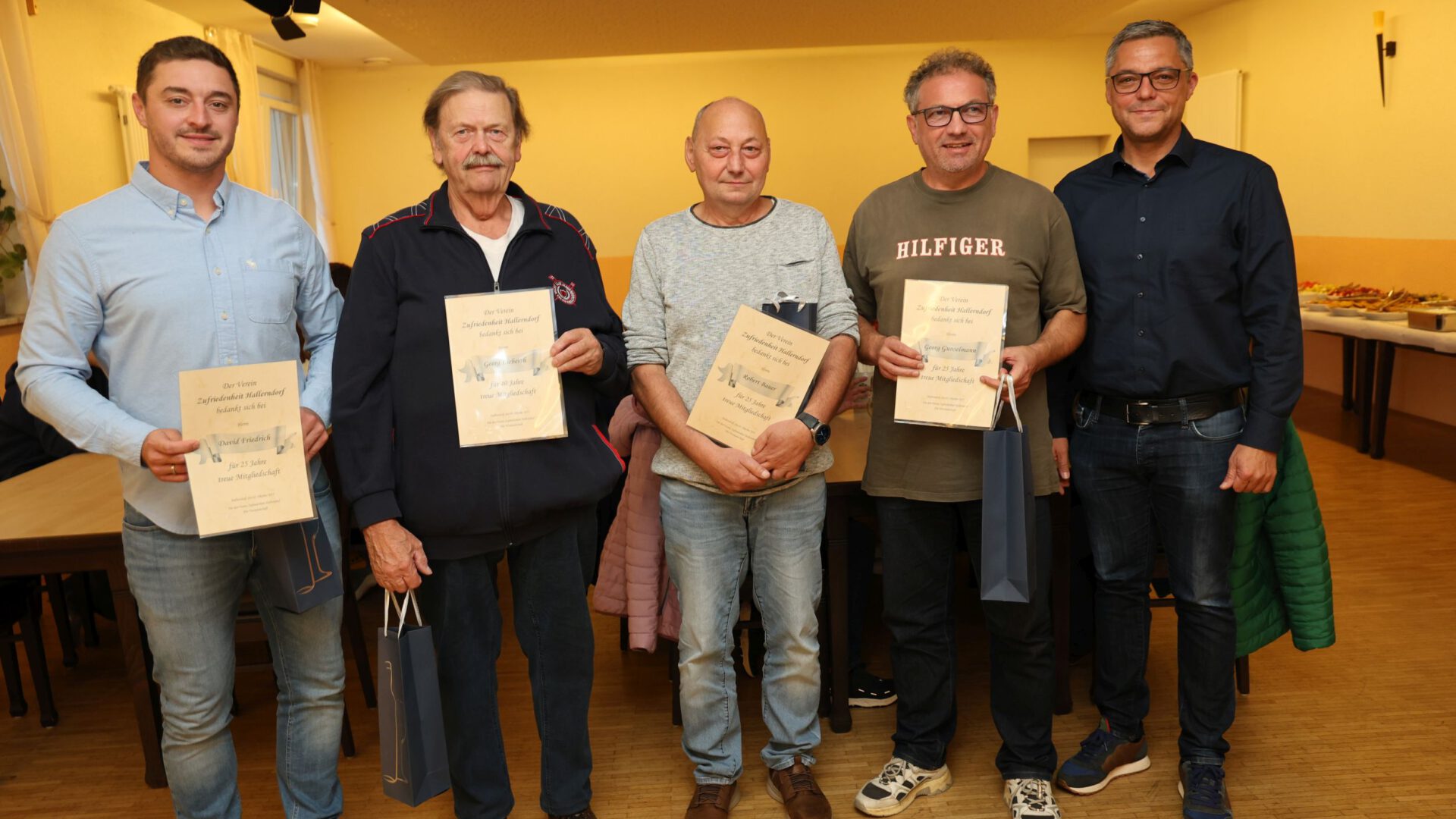 Gerhard Bauer dankte Robert Bauer, David Friedrich, Aurelia Richter und Georg Gunselmann für 25-jährige Vereinstreue. Georg Lieberth bekam für 40-jährige Mitgliedschaft eine Treueurkunde überreicht.