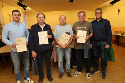 Gerhard Bauer dankte Robert Bauer, David Friedrich, Aurelia Richter und Georg Gunselmann für 25-jährige Vereinstreue. Georg Lieberth bekam für 40-jährige Mitgliedschaft eine Treueurkunde überreicht.