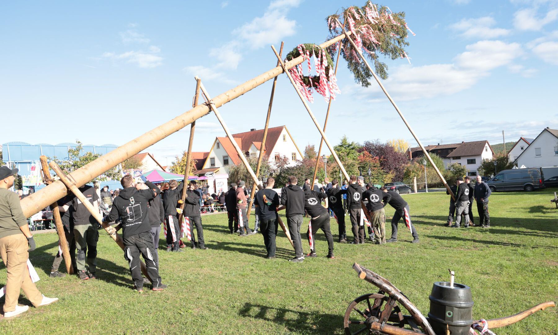 Die Kerwasburschen stellten einen stattlichen Baum am Festgelände auf