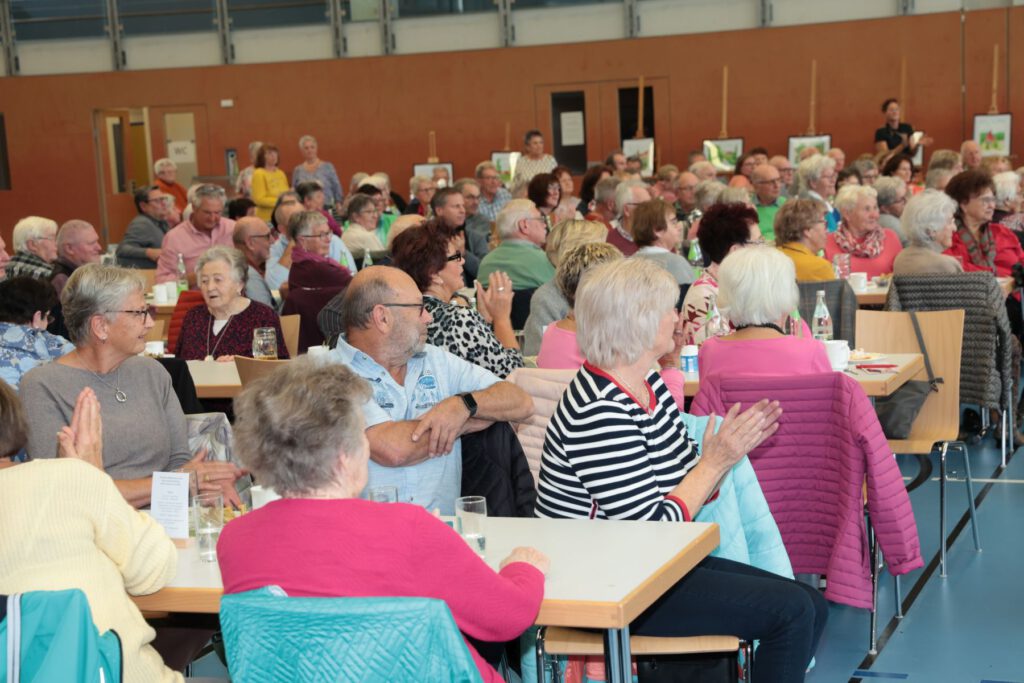 Der gemeindliche Seniorennachmittag in der Schulturnhalle war gut besucht