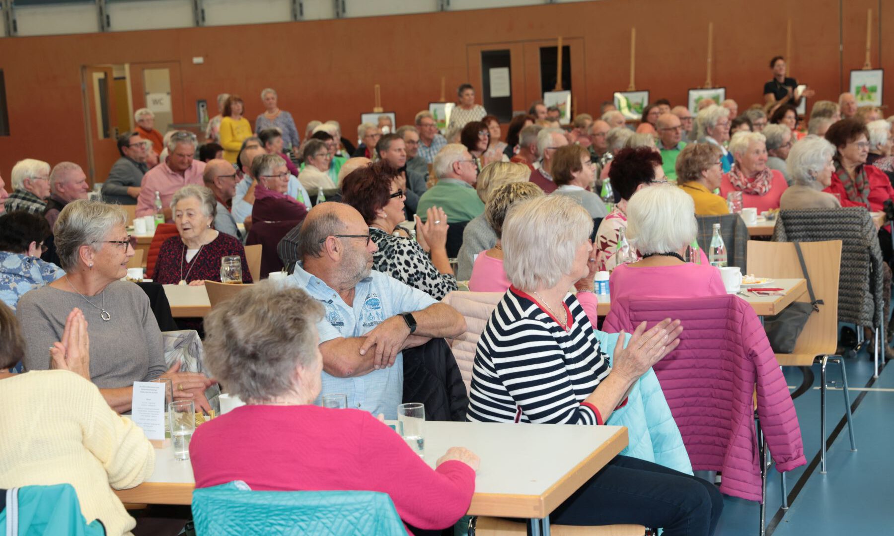 Der gemeindliche Seniorennachmittag in der Schulturnhalle war gut besucht
