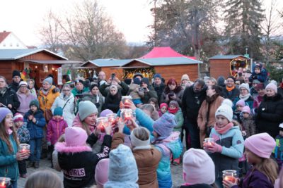 Die Aufführung der Schulkinder der 2. und 4. Klasse