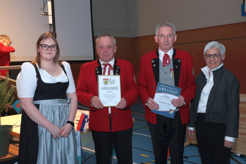Kreisvorsitzende Claudia Heim (rechts) überreichte an Gerhard Betz und an Erich Betz die goldenen Ehrennadeln des Verbandes für 50-jähriges aktives Musizieren.