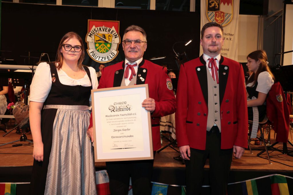 Vereinsvorsitzende Marie-Christine Harsch, die im letzten Jahr in seine großen Fußstapfen getreten ist ernannte gemeinsam mit stellvertretenden Vorsitzenden Nicolas Harsch Jürgen Kupfer zum Ehrenvorsitzenden