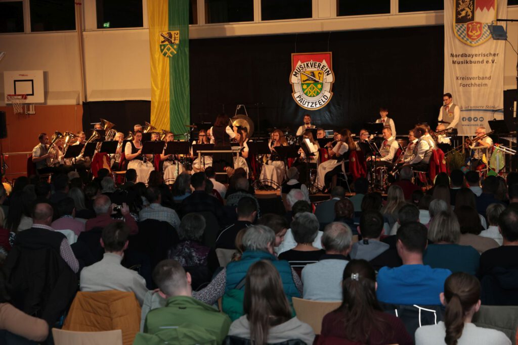 Blick auf die Konzertbühne in der Turnhalle