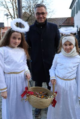 Bürgermeister Gerhard Bauer mit den beiden Weihnachtsengeln