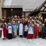 Gruppenbild der Sternsinger am Rathaus