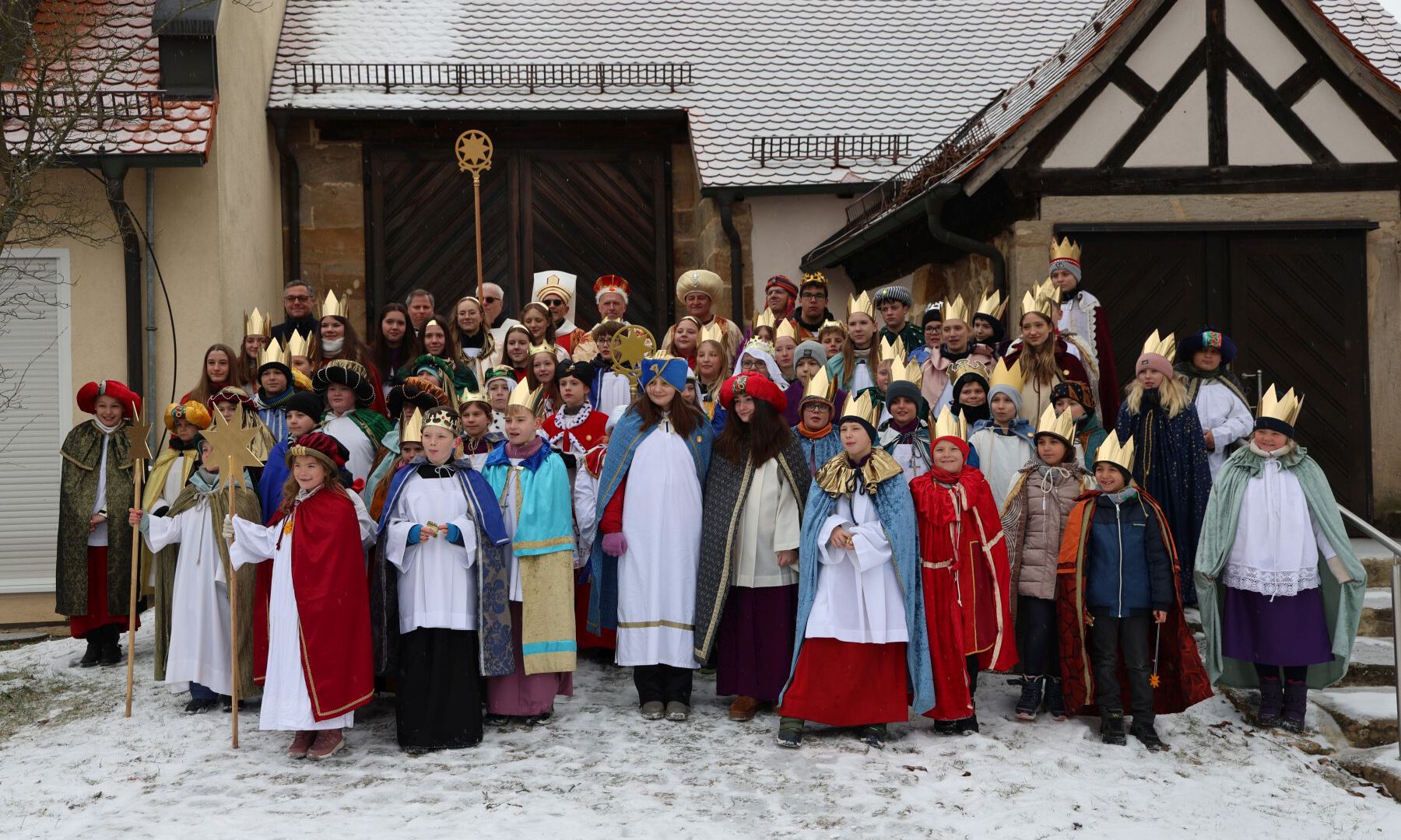 Gruppenbild der Sternsinger am Rathaus