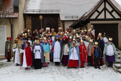 Gruppenbild der Sternsinger am Rathaus