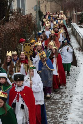 Die Sternsinger ziehen zum Rathaus