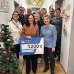 Die Mitarbeiterinnen und Mitarbeiter übergaben die Spende vor Ort