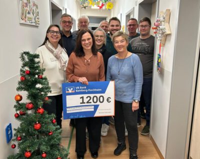 Die Mitarbeiterinnen und Mitarbeiter übergaben die Spende vor Ort