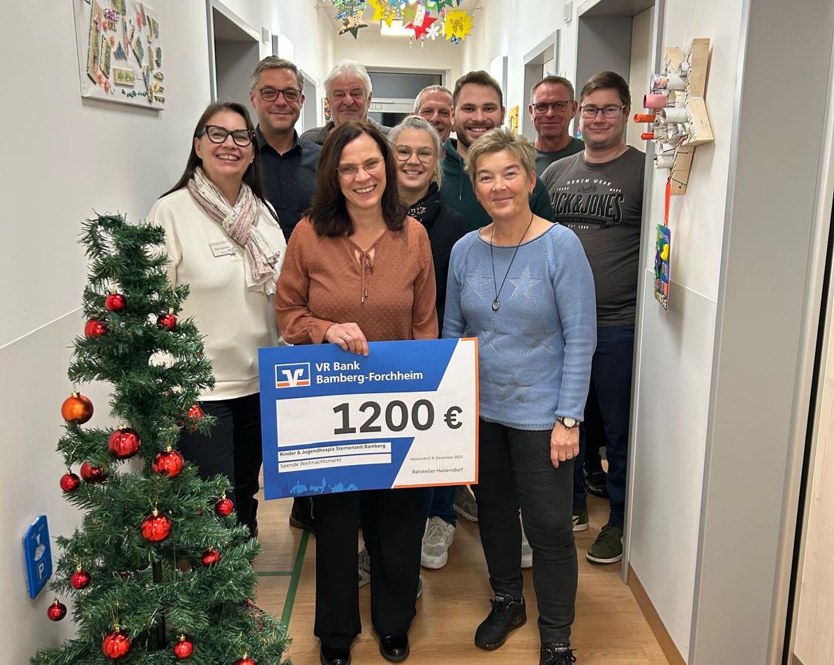 Die Mitarbeiterinnen und Mitarbeiter übergaben die Spende vor Ort