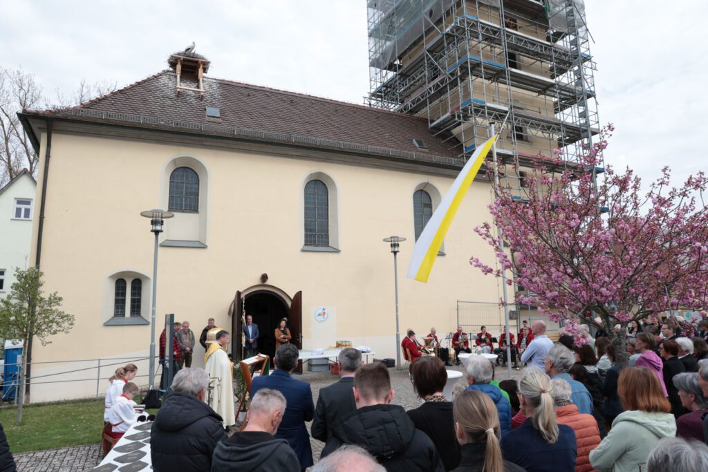 Die Störche auf dem Kirchenschiff verfolgen interessiert den historischen Akt. Ihr Nest wurde extra wegen der Sanierungsarbeiten vom Kirchturm verlegt.