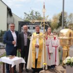 Gruppenbild mit Pfarrer Matthias Steffel, Bürgermeister Gerhard Bauer und Kirchepfleger Marius Birkner vor der Installation des Turmkreuzes
