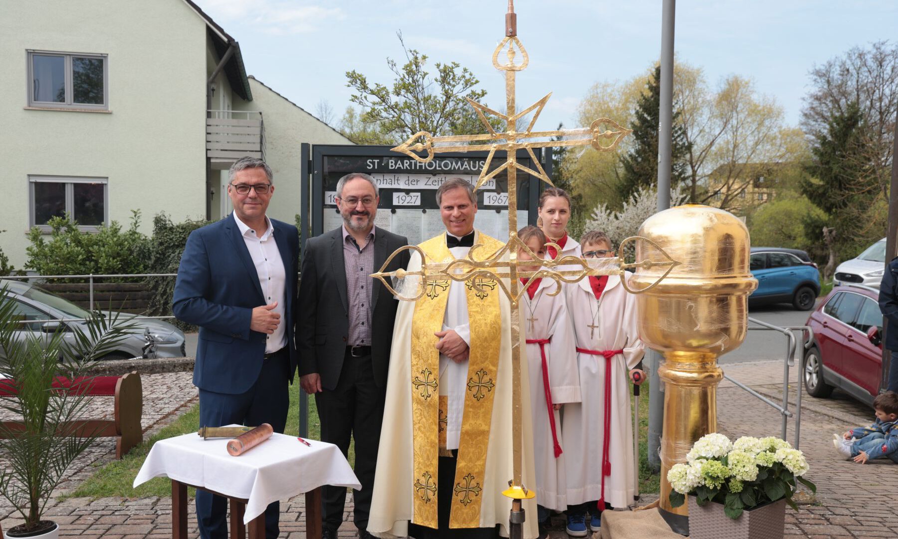 Gruppenbild mit Pfarrer Matthias Steffel, Bürgermeister Gerhard Bauer und Kirchepfleger Marius Birkner vor der Installation des Turmkreuzes