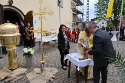 Die Zeitkapsel wurde mit Dokumenten (einer aktuellen Zeitung, einem Gemeindeblatt, den alten und einer neuen Chronik) sowie aktuellen Euro-Münzen bestückt.

