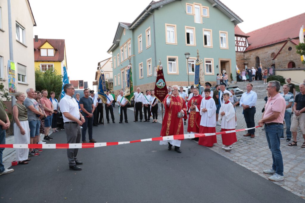 Diakon Anton May gab der Straße den kirchlichen Segen