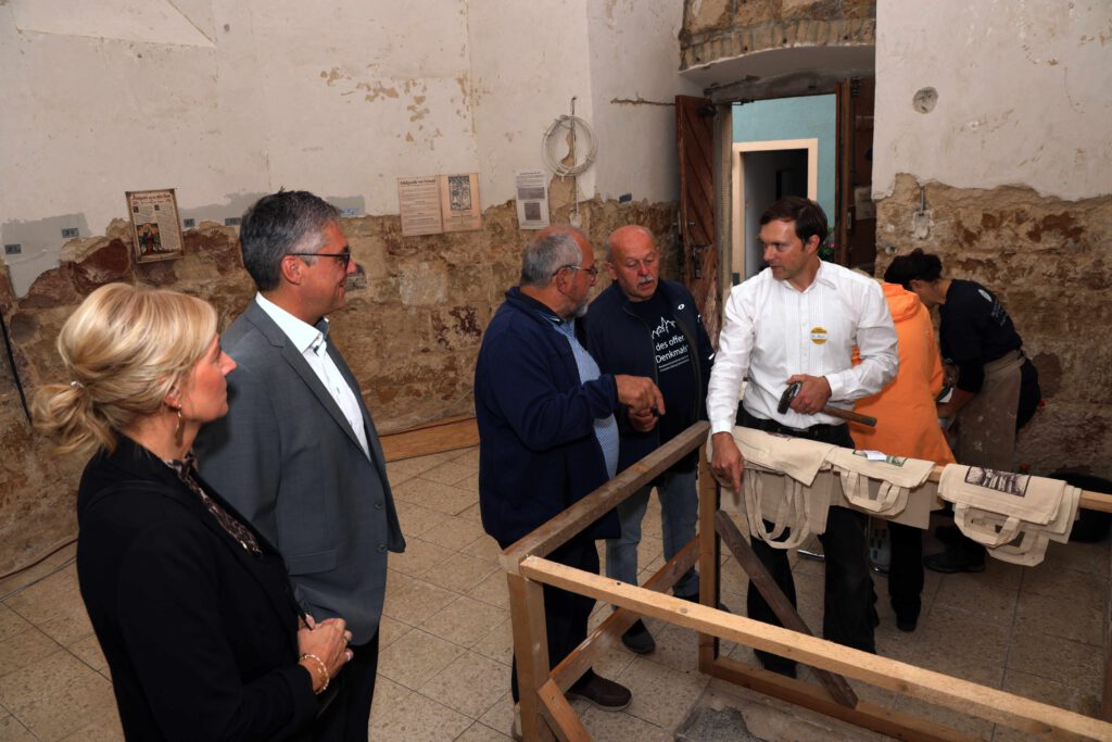 Restaurator Thomas Nagel zeigte den Besuchern historische Details der Kirche, besonders der Turm war von großem Interesse.