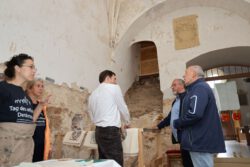 Restaurator Thomas Nagel zeigte den Besuchern historische Details der Kirche, besonders der Turm war von großem Interesse.
